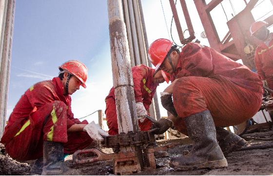 往泥浆当中加入适量的重晶石粉是增加泥浆比重的一个非常有效的措施.jpg 往泥浆当中加入适量的重晶石粉是增加泥浆比重的一个非常有效的措施.jpg