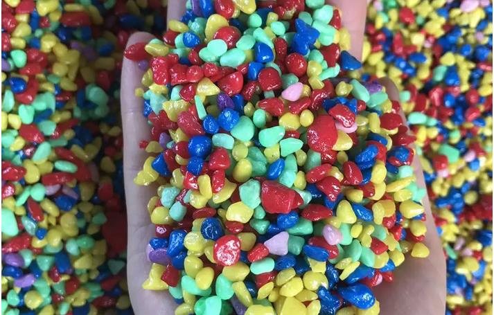 天然彩砂石在鱼缸中不止起到观赏的效果